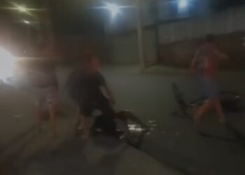 Agressão em grupo
