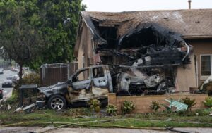 Destroços após acidente em San Diego