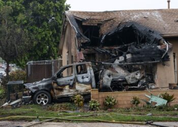 Destroços após acidente em San Diego