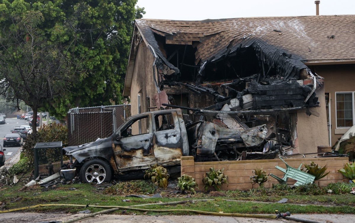 Destroços após acidente em San Diego