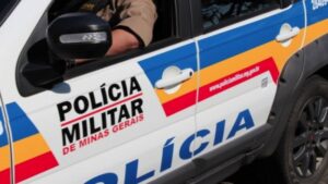 criança é jogada do quinto andar