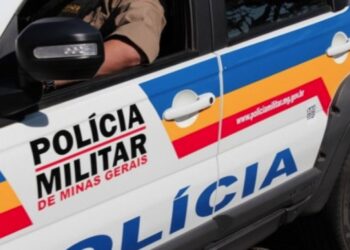 criança é jogada do quinto andar