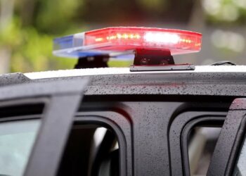 Travesti e namorado presos após ataque a faca