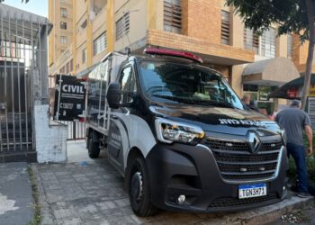 Corpos de família e cães são achados