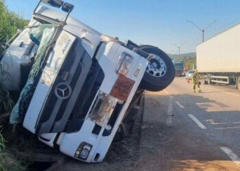 Carreta com 30 mil litros de diesel tomba em trecho da BR-381