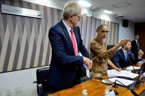 Marina Silva abandona audiência