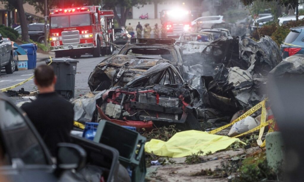 Destroços após acidente em San Diego