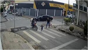 Criança atropelada por motociclista na contramão