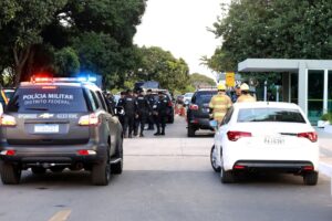 Homem lança artefato em ministério