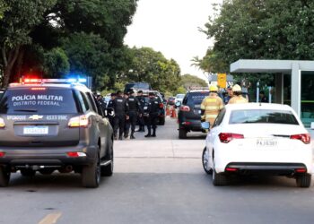 Homem lança artefato em ministério