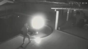Homem incendeia companheira