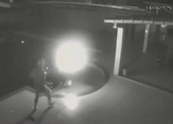 Homem incendeia companheira