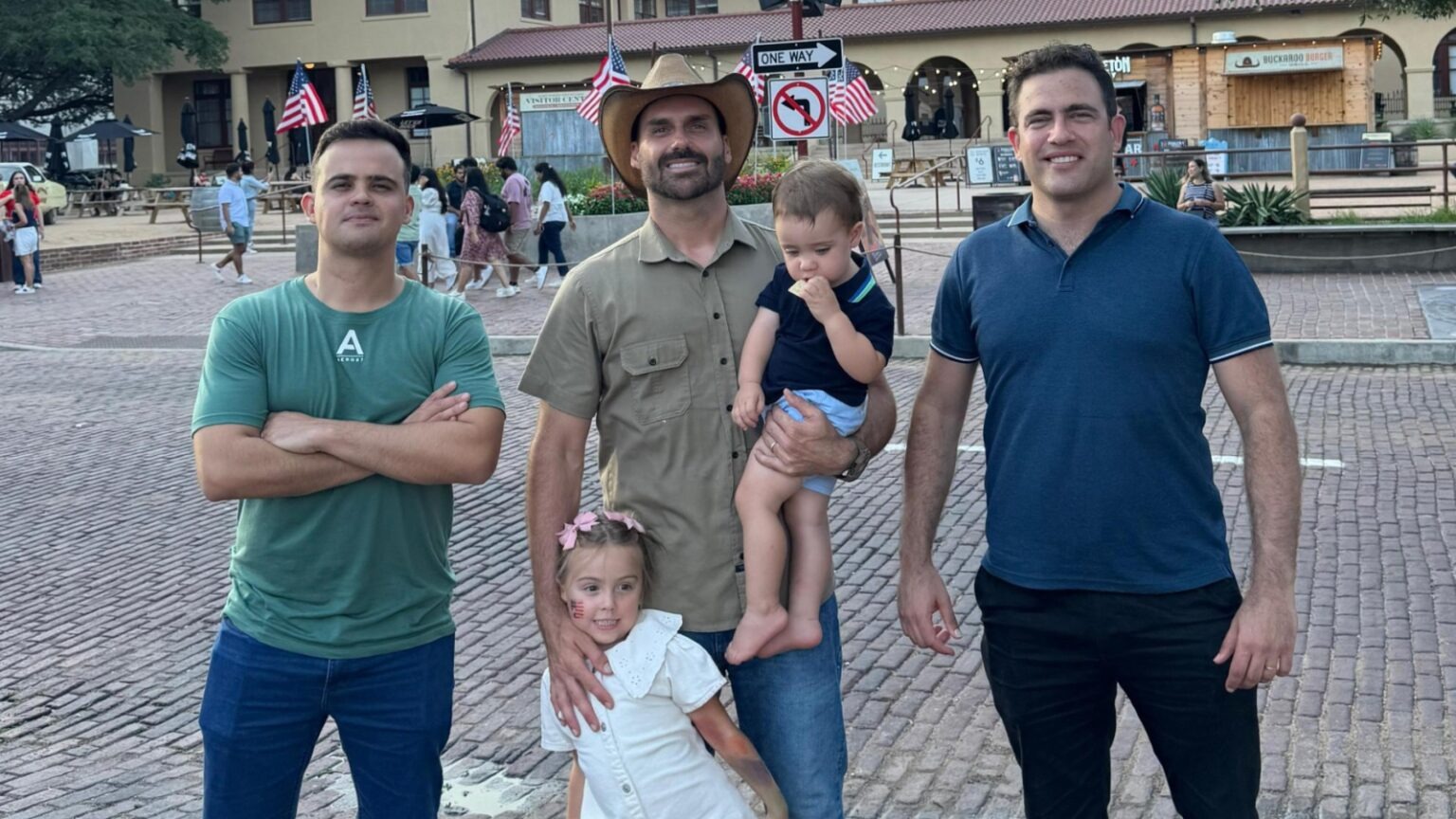 Deputados mineiros presenciam movimentações de Eduardo Bolsonaro nos EUA contra o STF