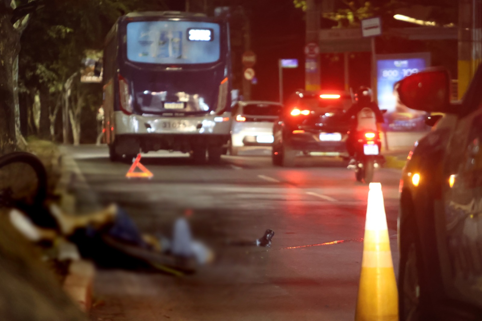 Ônibus atropela e mata ciclista