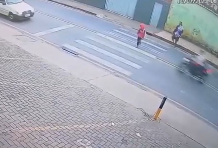 Pai agride motociclista