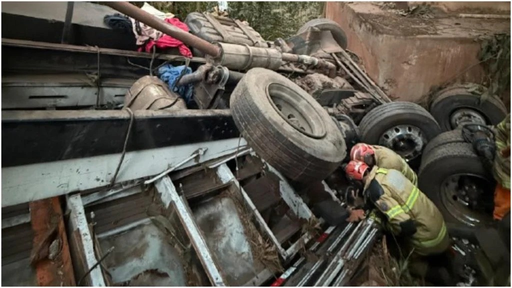 caminhão despenca de ponte na BR-381