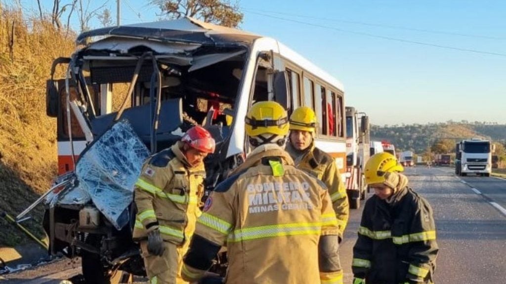 Batida entre micro-ônibus da prefeitura de Paracatu na BR-040