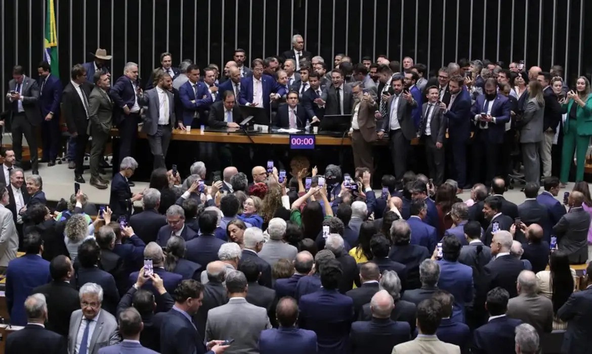 Partidos pedem suspensão de deputados por ocupação na Câmara