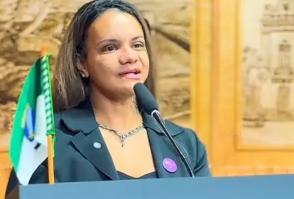 Juliana Soares recebe Comenda Maria da Penha após sobreviver à agressão