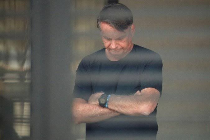 Carlos Bolsonaro diz que pai não tem vontade de se alimentar e enfrenta crises de soluço e vômitos