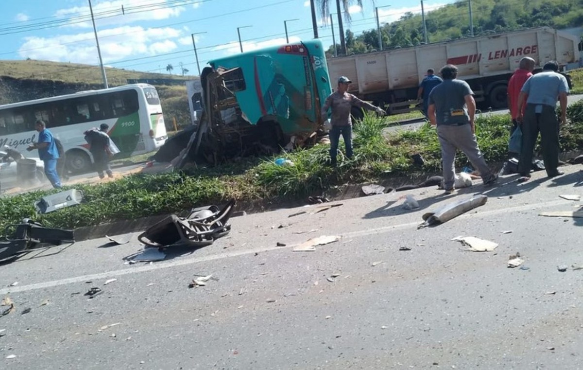 Criança morre em acidente com ônibus de turismo em Juiz de Fora