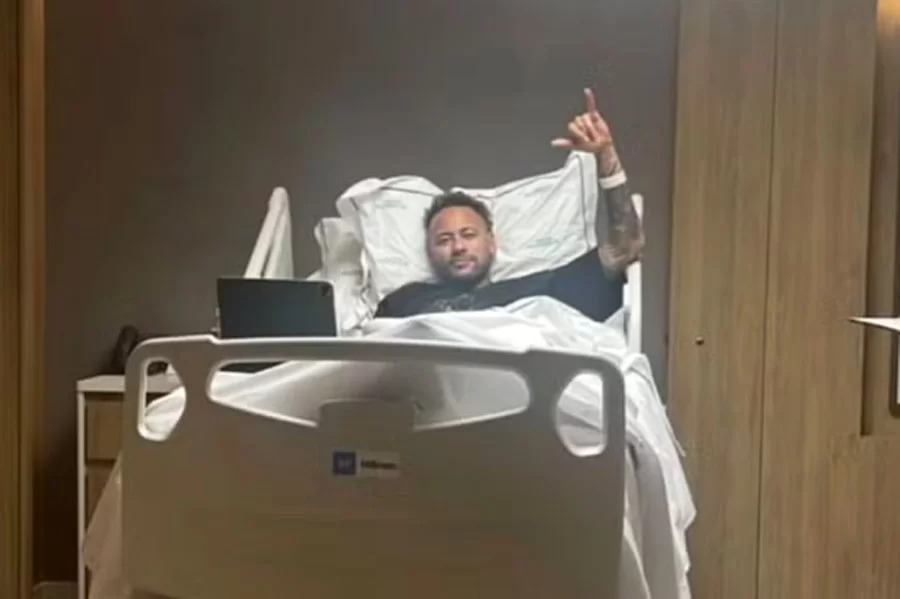 Neymar passa por cirurgia no joelho em hospital de Nova Lima