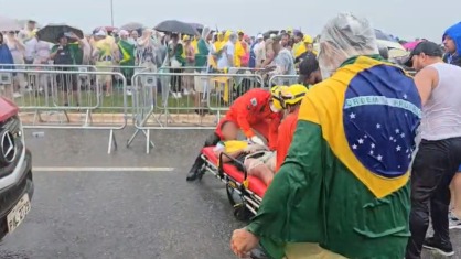 Nikolas Ferreira visita hospital após manifestantes serem atingidos por raio em Brasília