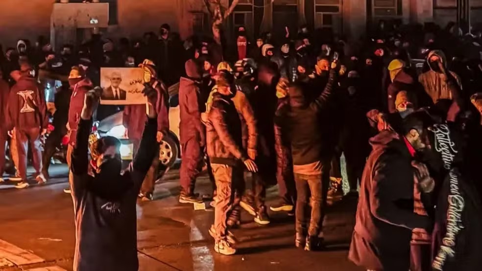 Irã anuncia execução de manifestante em meio a protestos