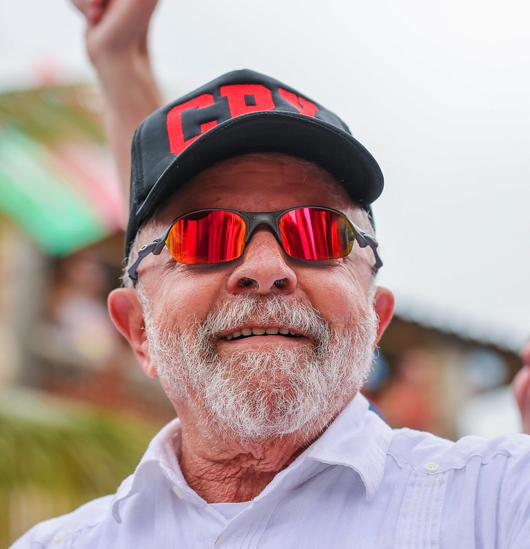 Bolsonaro é intimado após associar Lula e boné “CPX” ao tráfico