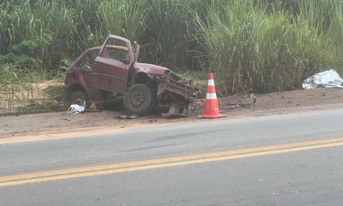 Carro parte ao meio e deixa três mortos e um ferido na BR-381, em Sabará