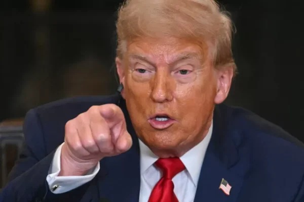 Trump anuncia taxa global de 10% após decisão da Suprema Corte