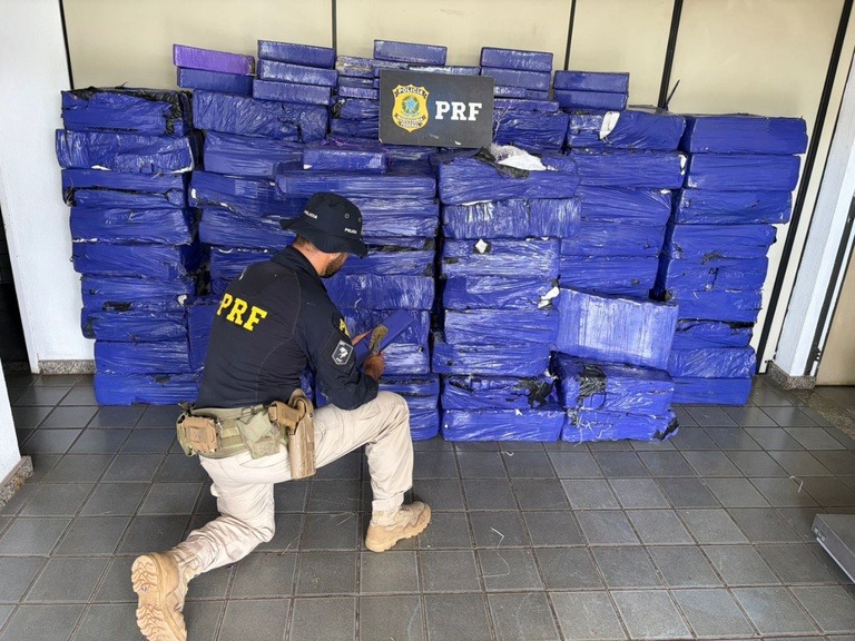PRF apreende 1,8 tonelada de maconha escondida em carga de polvilho em Minas