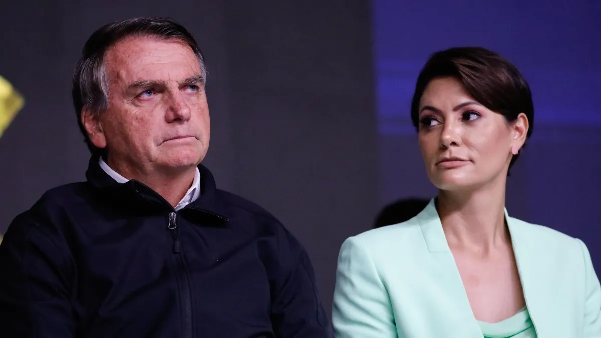 Bolsonaro tenta conter rachas familiares para proteger Michelle