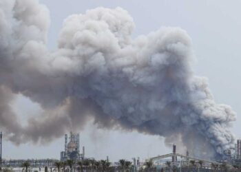 Israel bombardeia depósitos de petróleo no Irã e mercado financeiro reage com petróleo disparando