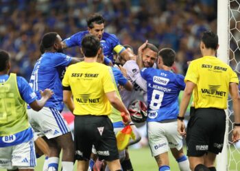 Cruzeiro é campeão mineiro e clássico termina em pancadaria