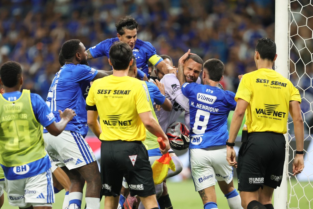 Cruzeiro é campeão mineiro e clássico termina em pancadaria