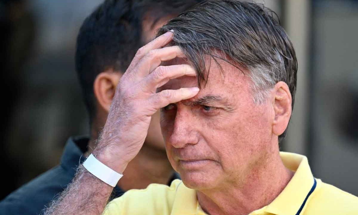 Bolsonaro é internado na UTI em Brasília