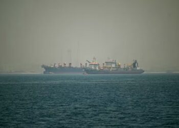 Irã apreende navios no estreito de Ormuz