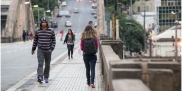 Onda de frio derruba temperaturas e deixa sensação térmica negativa em Belo Horizonte