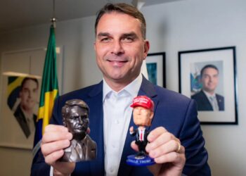 Flávio Bolsonaro pede a Trump que adie tarifaço para depois das eleições