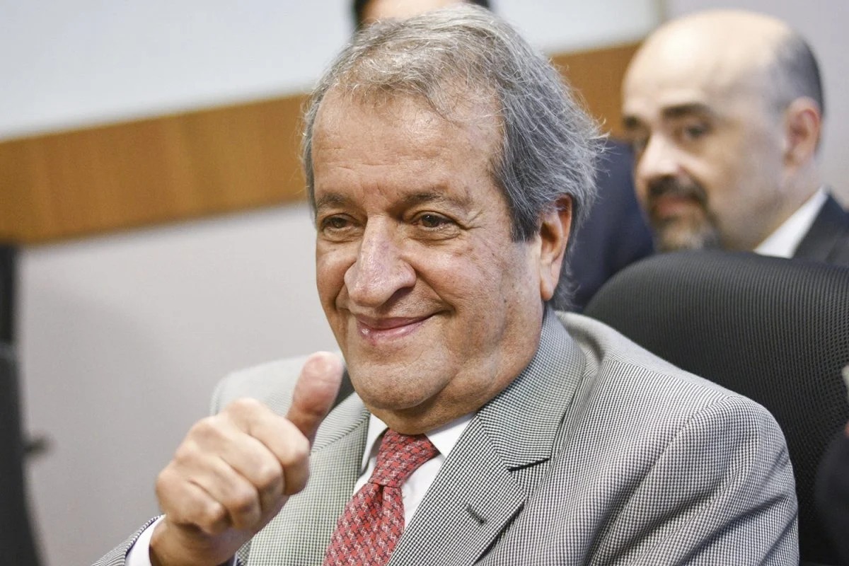 Flávio Dino determina bloqueio de bens de Valdemar Costa Neto