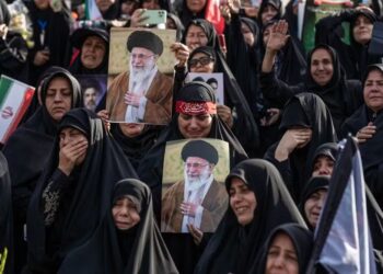 Funeral de Ali Khamenei começa após quatro meses de sua morte e reúne milhares na capital do Irã