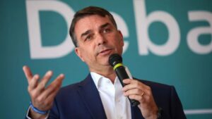 Flávio Bolsonaro faz acusações sobre urnas eletrônicas