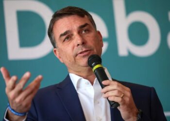 Flávio Bolsonaro faz acusações sobre urnas eletrônicas