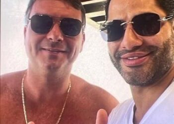 Flávio Bolsonaro aparece em foto ao lado de Sicário