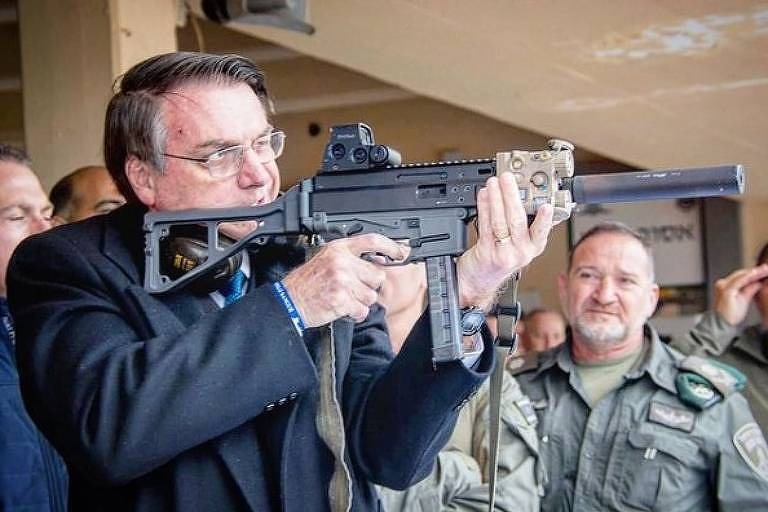 Espingarda de Bolsonaro é encontrada na casa de morador de Cachoeirinha