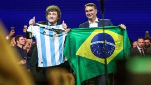 Javier Milei é denunciado por uso de dinheiro público para apoiar Flávio Bolsonaro