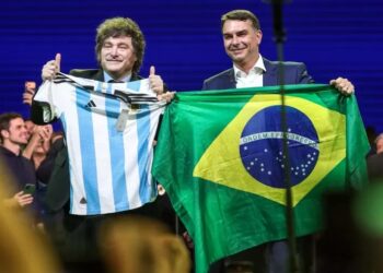 Javier Milei é denunciado por uso de dinheiro público para apoiar Flávio Bolsonaro