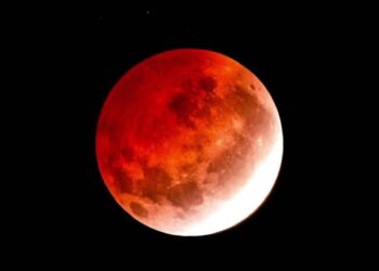 Moradores de BH madrugam para ver eclipse lunar que deixou a Lua vermelha no céu