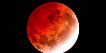 Moradores de BH madrugam para ver eclipse lunar que deixou a Lua vermelha no céu